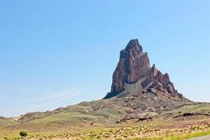 formation rocheuse pointue dans le haut désert de l'arizona photo