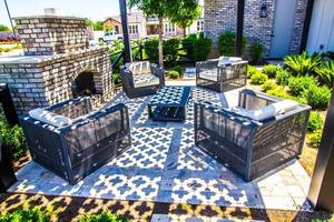 terrasse avant extérieure avec quatre chaises en osier avec coussins photo