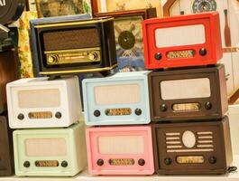 ensemble de vieilles radios de style rétro photo