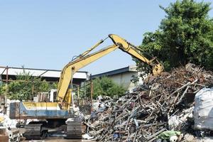 excavatrice dans une usine de recyclage photo