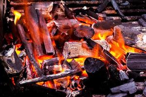 gros plan charbon de bois cendres feu brûlant chaud photo