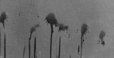 goutte d'eau sur fond de mur de ciment noir photo
