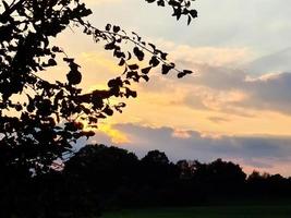 lac magnifique et romantique au coucher du soleil dans de superbes couleurs jaunes et orange. photo