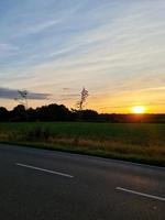 lac magnifique et romantique au coucher du soleil dans de superbes couleurs jaunes et orange. photo