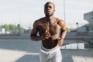 homme afro-américain longe la rue photo