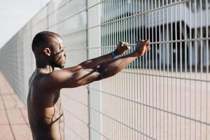 homme qui s'étend pendant une séance d & # 39; entraînement photo