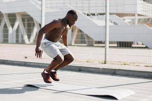 l'homme fait des burpees photo