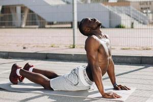 homme, faire du yoga à l'extérieur photo