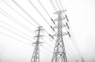 pylône électrique haute tension et fil électrique. concept de puissance et d'énergie. photo