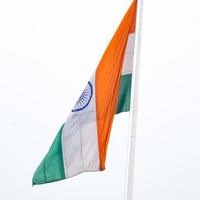 drapeau indien flottant, drapeau indien le jour de l'indépendance et le jour de la république de l'inde, agitant le drapeau indien, har ghar tiranga photo