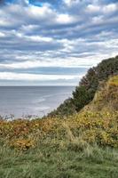 hundested, danemark sur la falaise surplombant la mer. côte de la mer baltique, herbeux photo