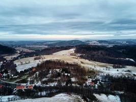 paysage d'hiver avec mvillage près des montagnes photo