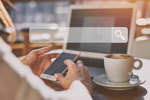 femme au café à la recherche d'informations sur internet photo