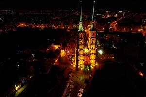 paysage urbain du panorama nocturne de wroclaw en pologne, vue aérienne photo