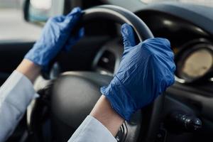 conducteur conduisant une voiture en médecine gants de protection photo