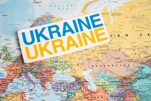 bangkok, thaïlande - 1er septembre 2022 drapeau de l'ukraine sur la carte du monde, arrêtez la guerre avec le concept de la russie. photo