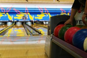 boules de bowling colorées. piste de bowling. pistes de bowling génériques. photo