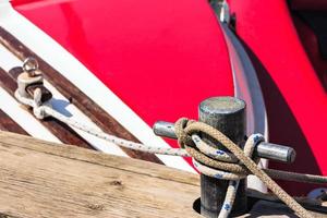 bateau attaché avec une corde dans le port. image horizontale. photo