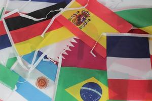 ballon de football en cuir avec drapeaux de l'équipe internationale des pays participants au tournoi de championnat isolé sur fond blanc. jeu de compétition d'équipement de football. notion de coupe du monde. photo