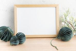 maquette de cadre en bois blanc vierge avec des décorations de noël photo