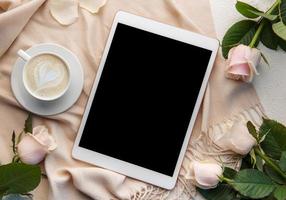 vue de dessus une tasse de café latte art en forme de coeur avec une rose rose et une tablette photo