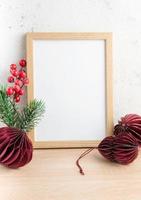 maquette de cadre en bois blanc vierge avec des décorations de noël photo