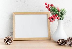 maquette de cadre en bois blanc vierge avec des décorations de noël photo