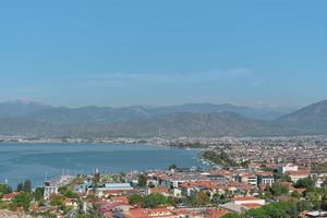 fethiye, turquie - 13 novembre 2022. vue panoramique sur le port et la ville de fethiye au début de l'automne, journée ensoleillée, idée de papier peint ou blog de voyage photo