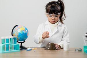 concept d'éducation, de science, de chimie et d'enfants - enfants ou étudiants avec expérience de fabrication de tubes à essai au laboratoire de l'école photo