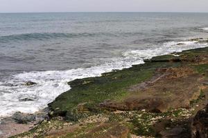 côte de la mer méditerranée dans le nord d'israël. photo