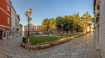 image du centre historique de la ville côtière croate de porec dans la lumière du matin au lever du soleil photo