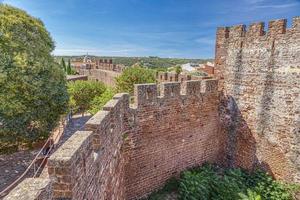 vue sur l'impressionnant mur extérieur du castelo de silves au portugal en été photo