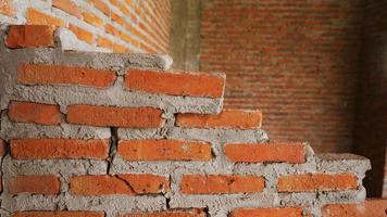 chantier non conventionnel la maçonnerie a été négligée, irresponsable, n'avance pas, à moitié finie. certaines parties, les murs avaient des surfaces rugueuses. photo