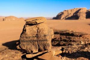 Tas de pierres dans le désert à Wadi Rum Jordanie photo