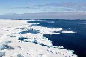 glace de mer dans l'océan arctique photo