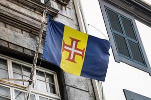 drapeau de madère sur un immeuble à funchal photo