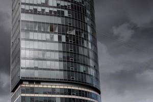 immobilier commercial en verre contre un ciel nuageux dramatique photo