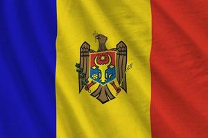 drapeau de la moldavie avec de grands plis agitant de près sous la lumière du studio à l'intérieur. les symboles et couleurs officiels de la bannière photo