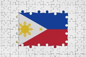 drapeau philippin dans le cadre de pièces de puzzle blanches avec partie centrale manquante photo
