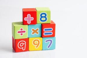 nombre de cubes de blocs de bois pour l'apprentissage des mathématiques, concept de mathématiques de l'éducation. photo