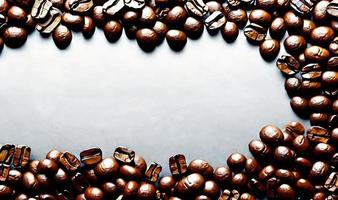 grains de café fraîchement torréfiés. peut être utilisé comme arrière-plan. composition du café. photo