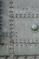 texture de la paroi latérale du réservoir, en métal et renforcée par une multitude de boulons et de rivets photo