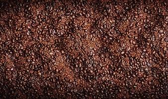 grains de café fraîchement torréfiés. peut être utilisé comme arrière-plan. composition du café. photo