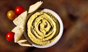 nourriture saine. houmous bio traditionnel fraîchement préparé. photo