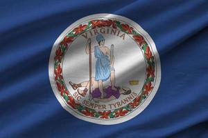 drapeau d'état de la virginie aux états-unis avec de gros plis agitant de près sous la lumière du studio à l'intérieur. les symboles et couleurs officiels de la bannière photo