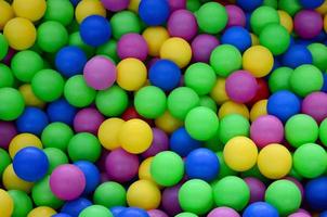 piscine pour s'amuser et sauter dans des boules en plastique colorées photo