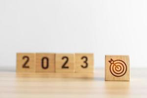 Bloc 2023 avec icône de jeu de fléchettes. objectif, cible, résolution, stratégie, plan, action, mission, motivation et concepts de début de nouvelle année photo