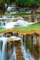 incroyable cascade colorée dans la forêt du parc national au printemps, belle forêt profonde en thaïlande, longue exposition technique, pendant les vacances et les moments de détente. photo