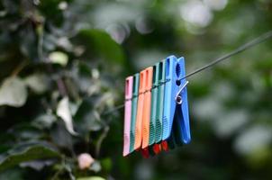 pinces à linge sur une corde suspendue à l'extérieur de la maison et du pommier photo