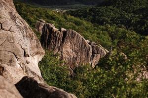 vue de dessus sur les montagnes rocheuses en été par une journée ensoleillée. mise au point sélective photo